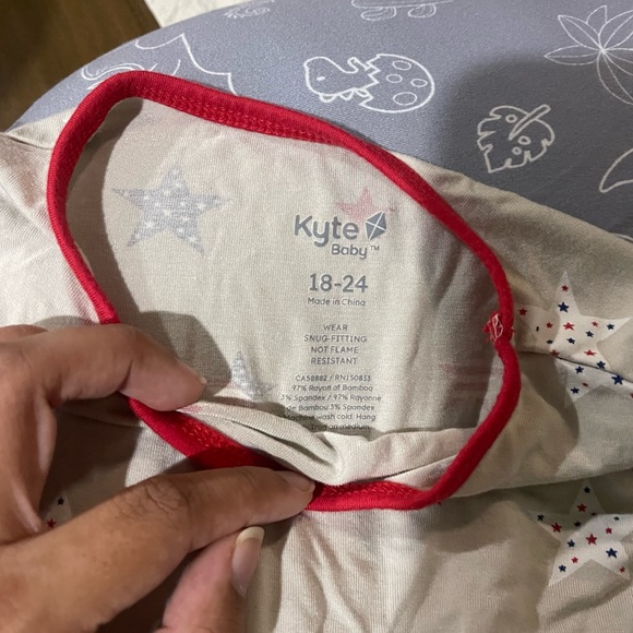 LIKE NEW Kyte Baby Short Sleeve Pajamas ***Limited edition print*** - Picture 5 of 7